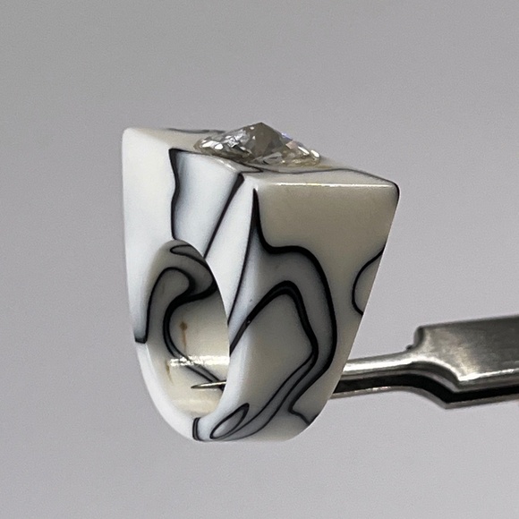 Vintage Lucite Ring Chunky White Black Marble Swirl Statement w Rhinestone - Picture 7 of 11